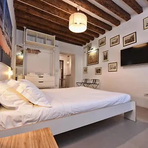  Guest house Lively Castello Comfort Room Private Bath & Privacy Italy